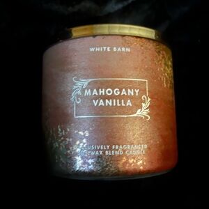 White Barn Mahogany Vanilla Candle - Warm Brown